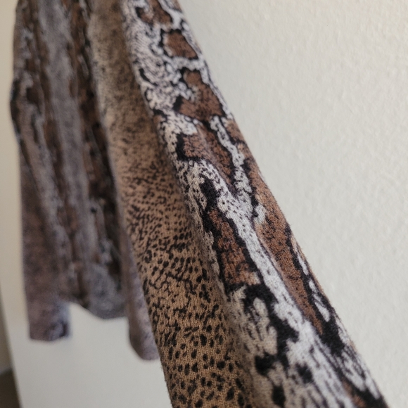 Snakeprint turtleneck! - Picture 4 of 5